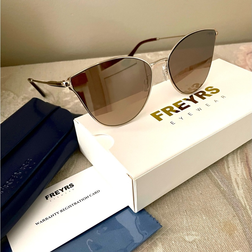 🌟Host Pick🌟Cat Eye UV Sunglasses w/case